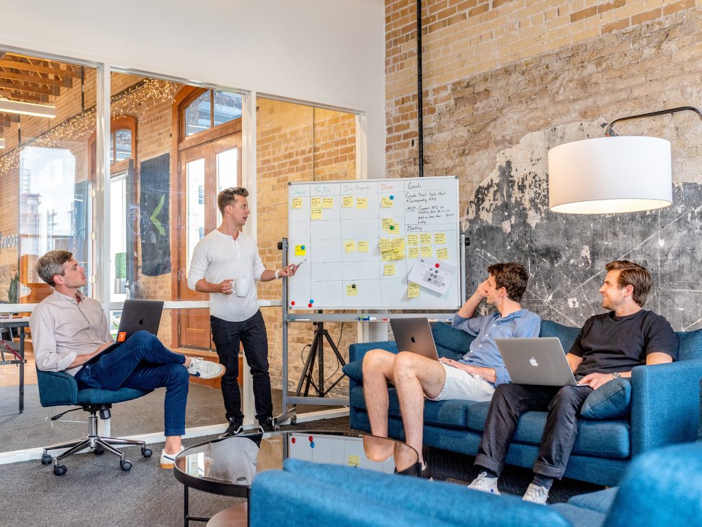 During the work on the project, it is recommended to arrange daily mini-meetings for 15 minutes