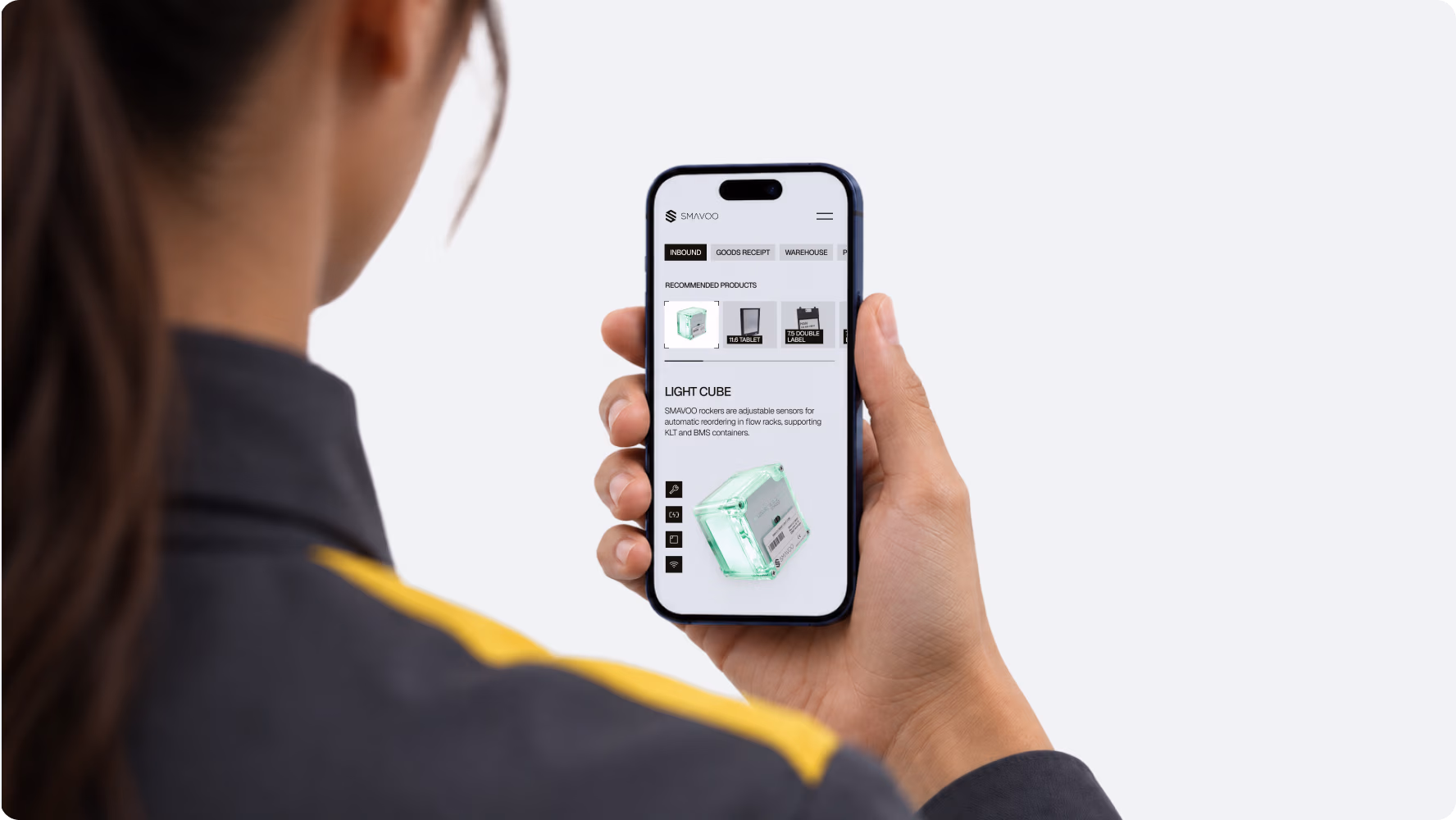 Worker browsing the responsive SMAVOO website on a smartphone